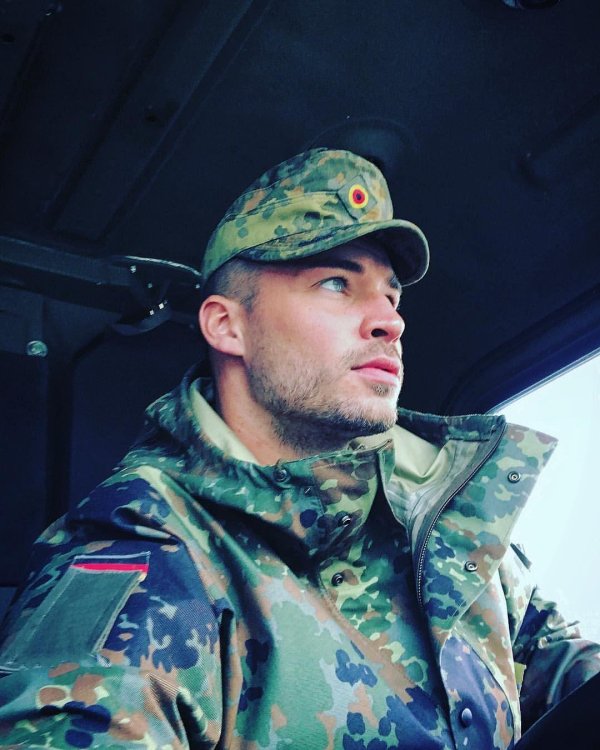 Военные мужчины