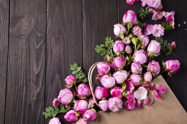 цветы на деревянном столе