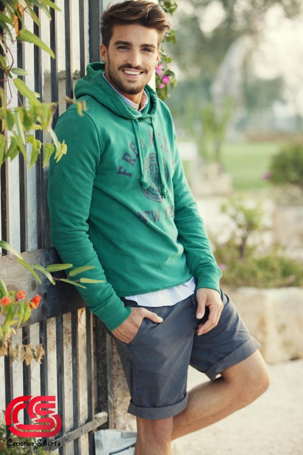 парень в яркой одежде