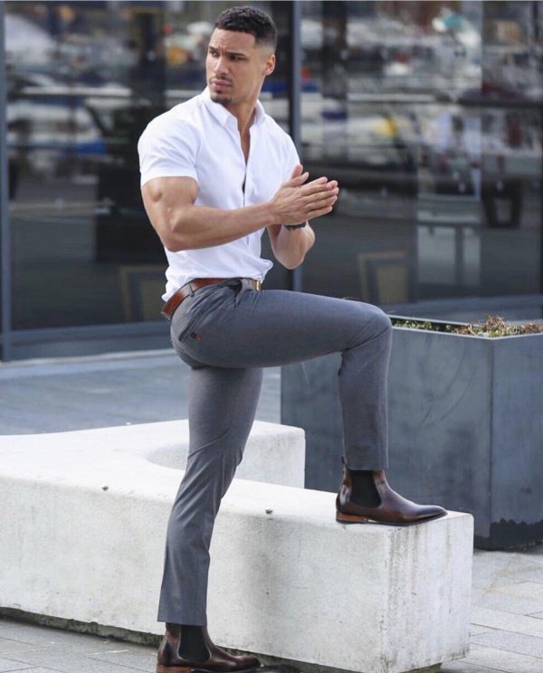 парень в брюках