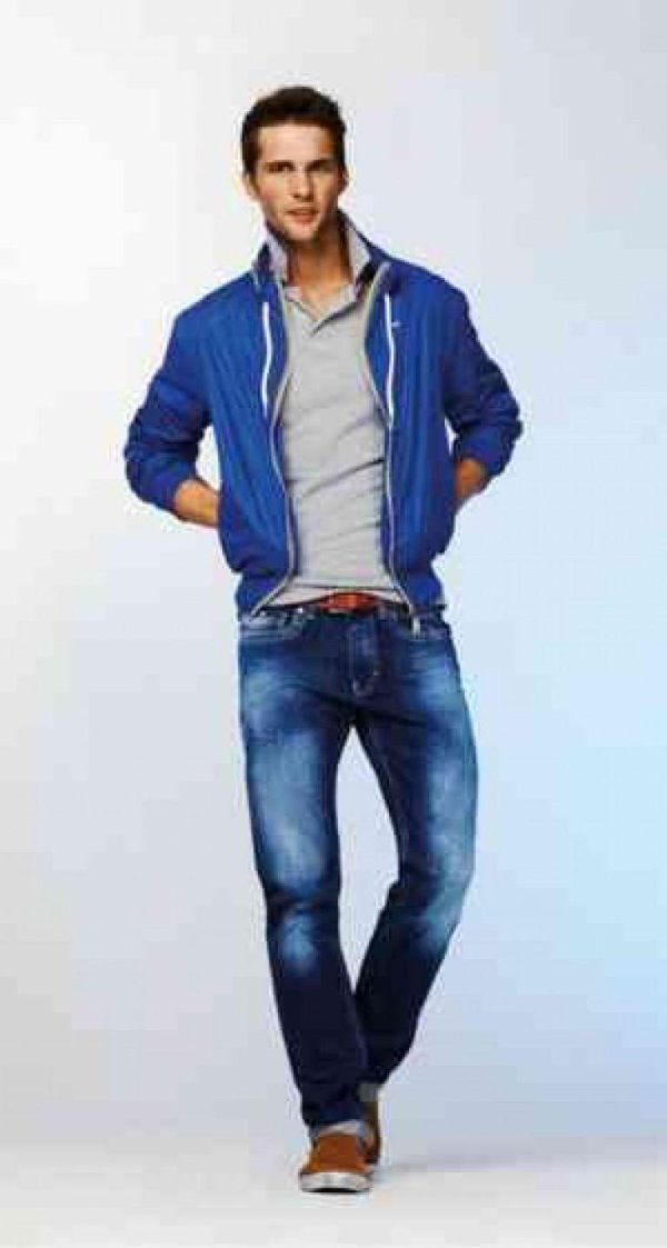 парень в джинсах