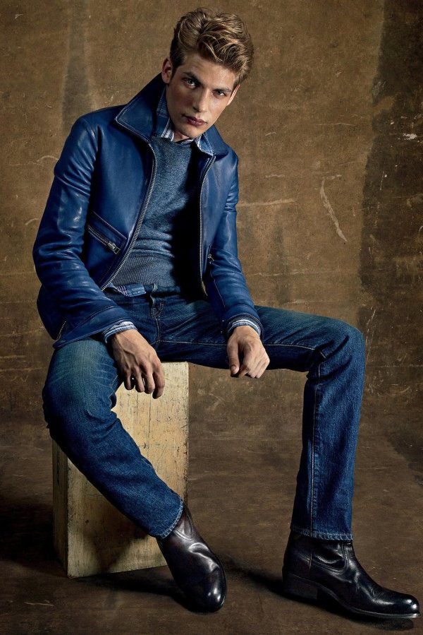 мужчина в джинсах