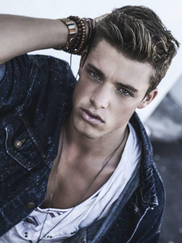 молодой красивый парень