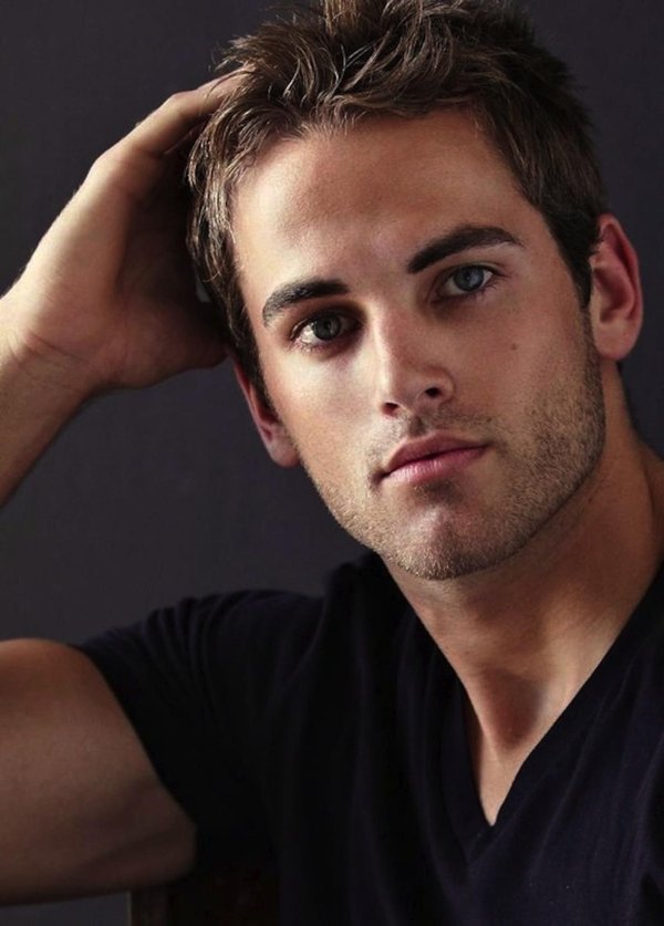 лицо красивого мужчины