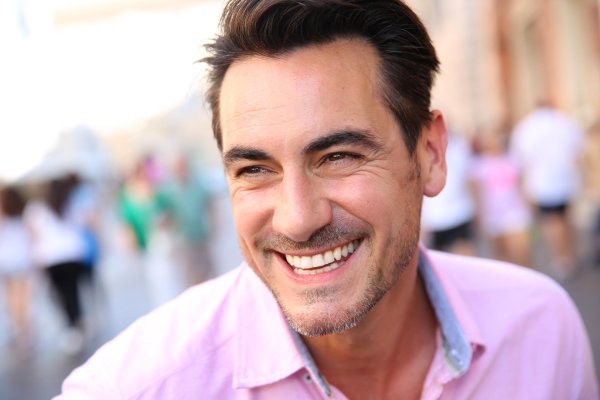 парень смеется