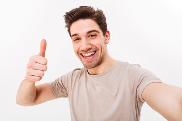 люди показывают палец вверх