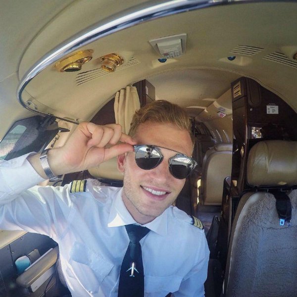 мужчина пилот