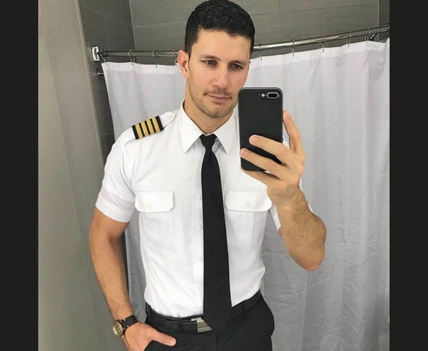 мужчина в форме