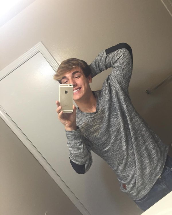 селфи парней дома