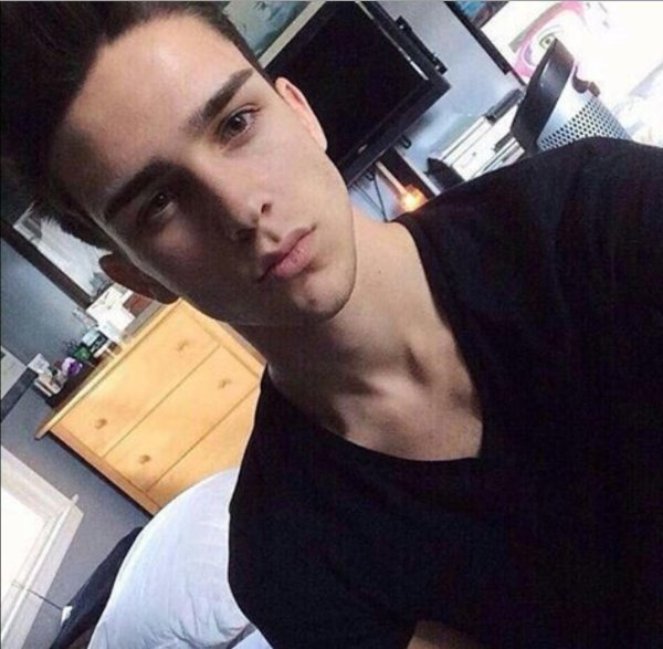 красивые парни селфи