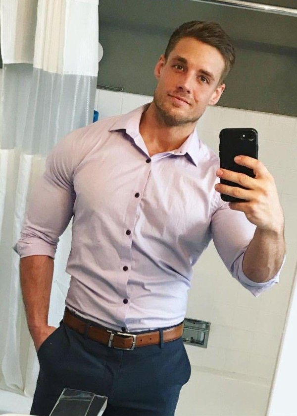 накаченный парень в рубашке