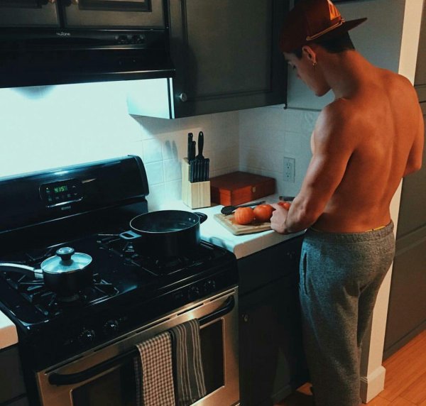 мужики у плиты