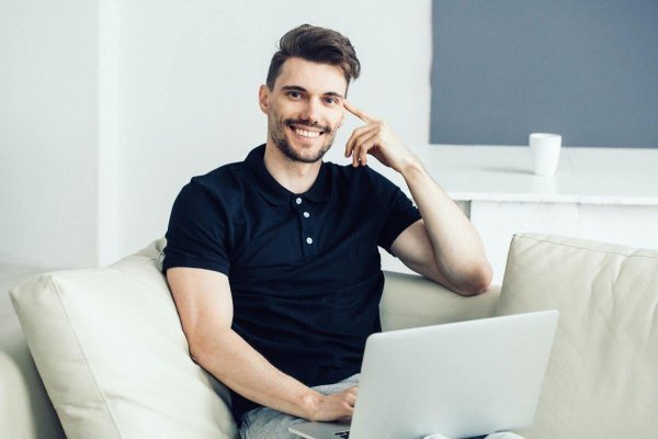 парень с ноутбуком