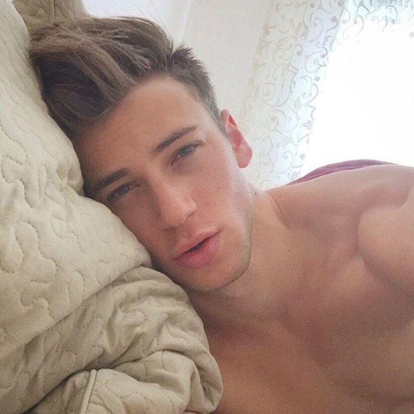 красивые парни селфи