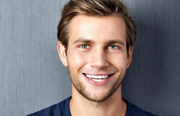 улыбающийся парень