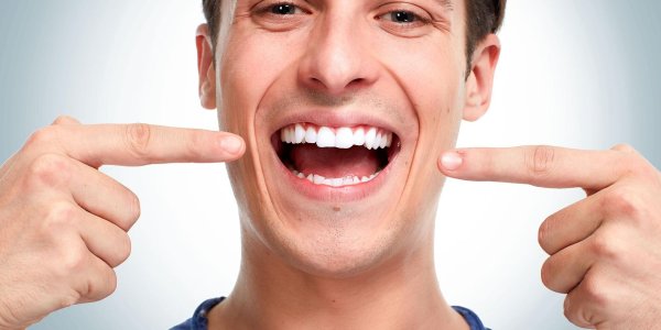 мужчина улыбается