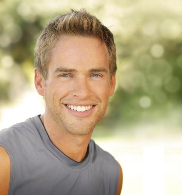 улыбающийся человек