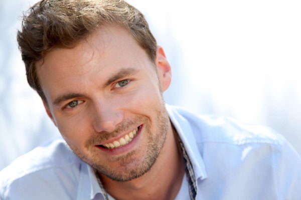 улыбающийся мужчина