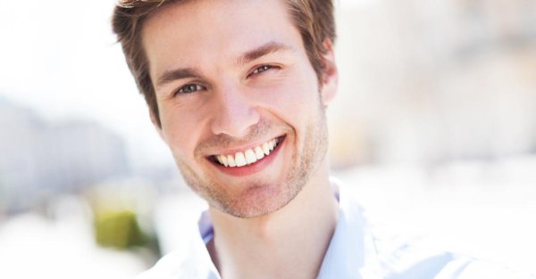 улыбающийся парень