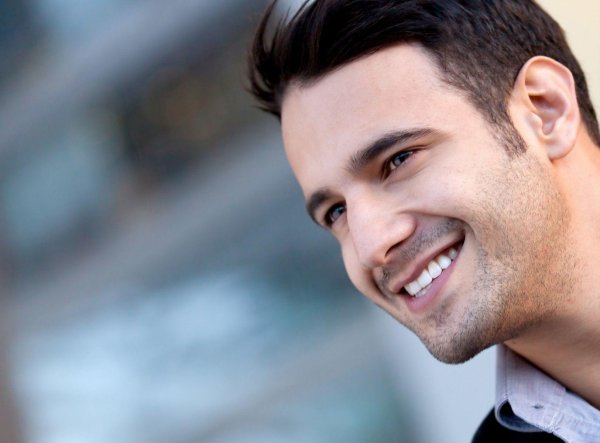 улыбающийся парень