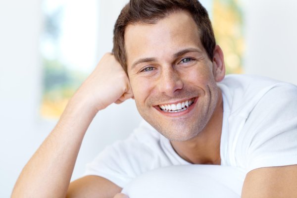 улыбающийся мужчина