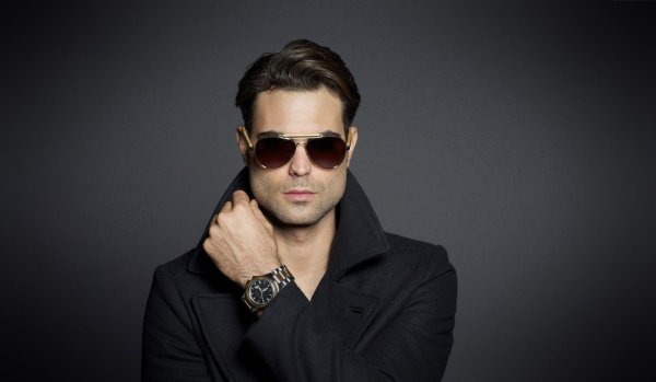 парень в темных очках