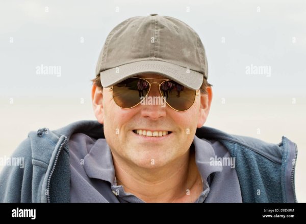 мужчина 50 лет в бейсболке