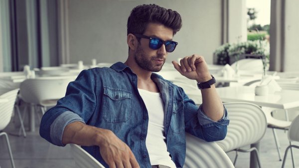 красивые мужчины в очках