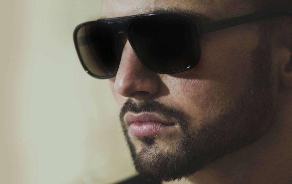 парень в очках