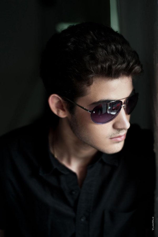 брюнет в очках