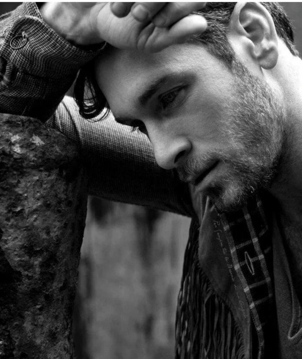 грустный взгляд мужчины