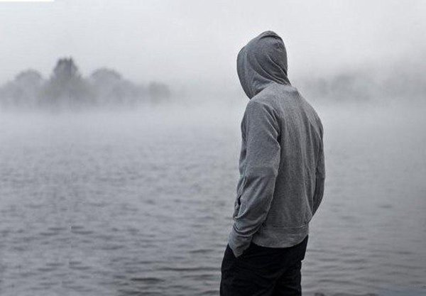 пацан в капюшоне