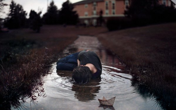 девушка в луже