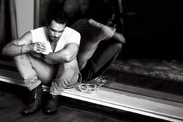 парень скучает