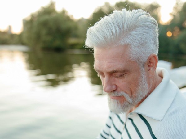 седые волосы мужчины