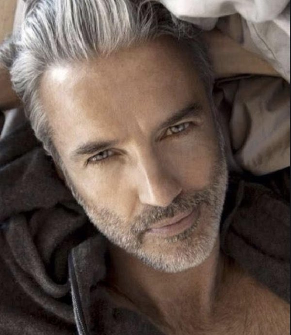 седовласый мужчина