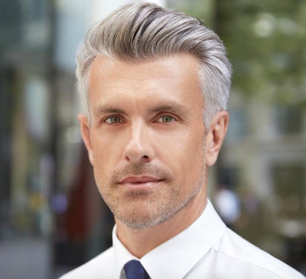 седые волосы мужчины