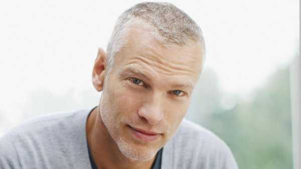 короткая мужская прическа