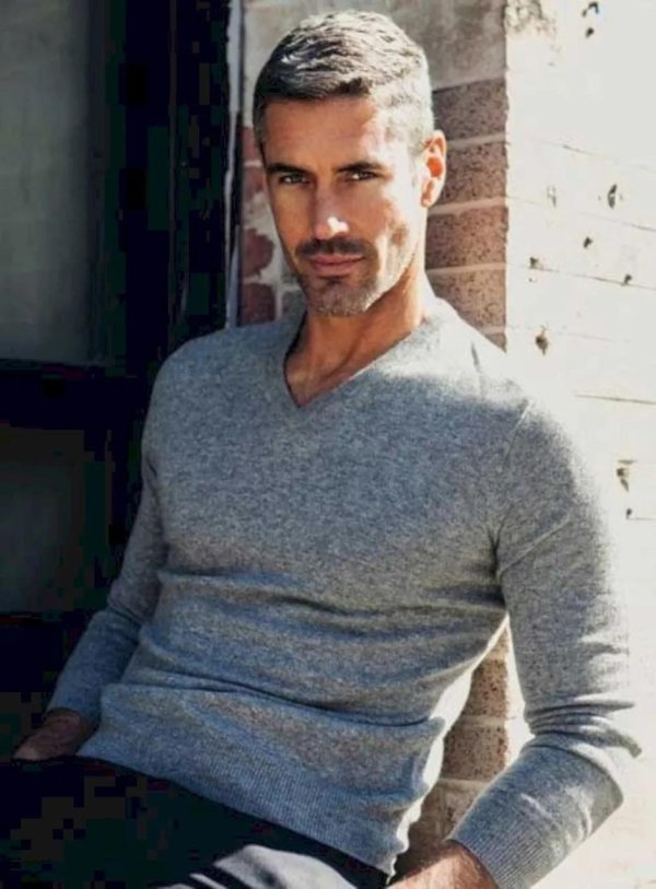 мужчина с седыми волосами