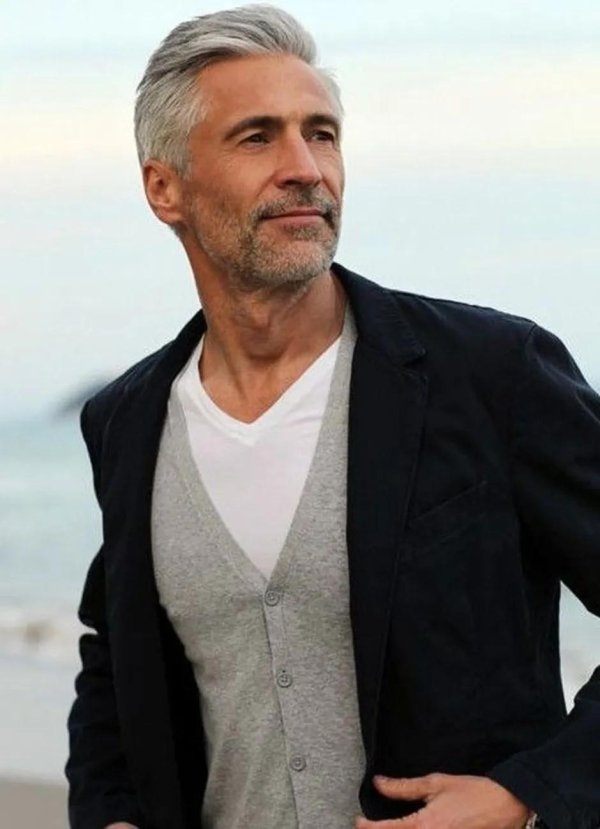 седой актёр лет 70ти