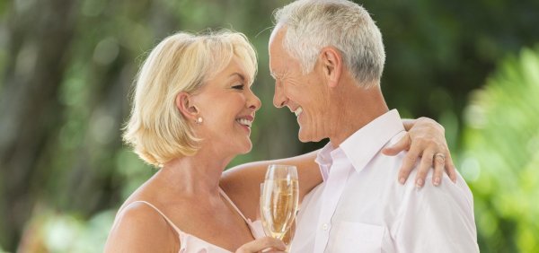 счастливая пожилая пара