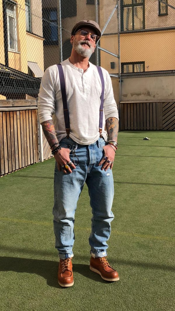 джинсы рубашка и подтяжки