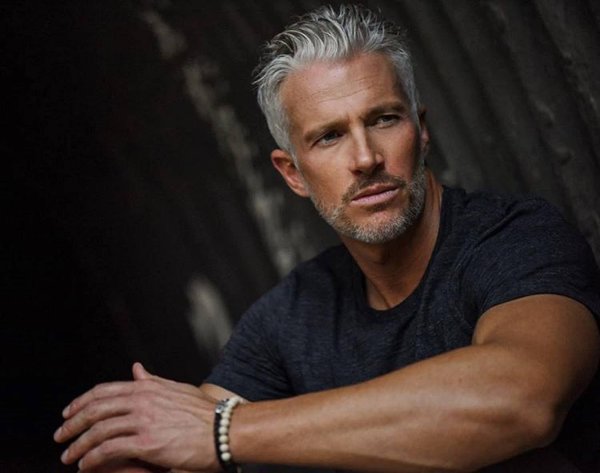 седые волосы мужчины