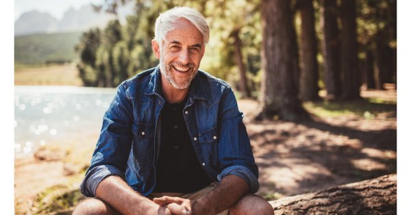 седовласый мужчина