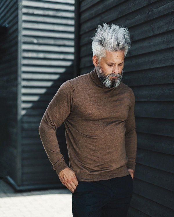 седой человек