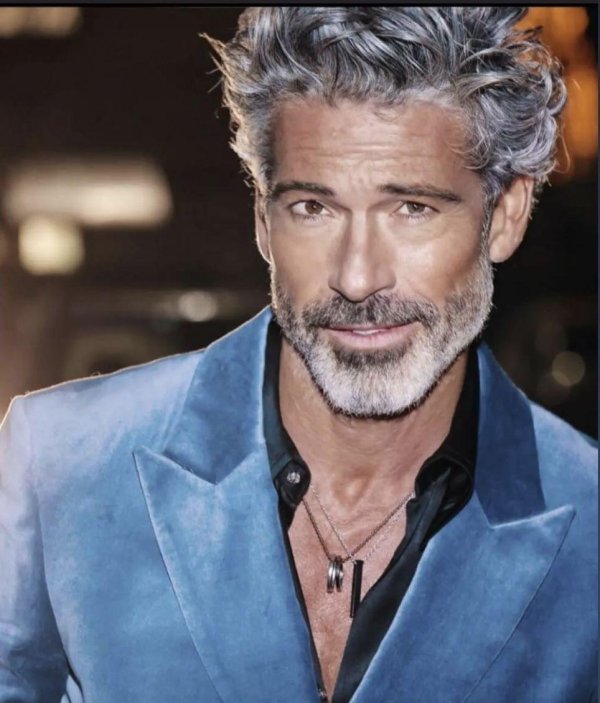 седые волосы мужчины