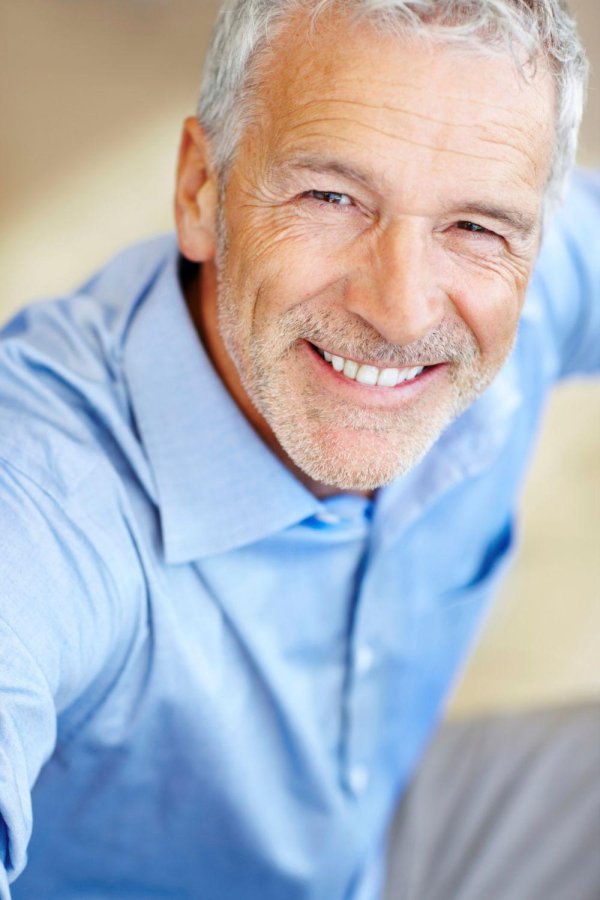 улыбающийся мужчина