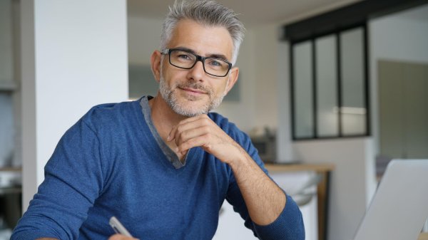 мужчина среднего возраста