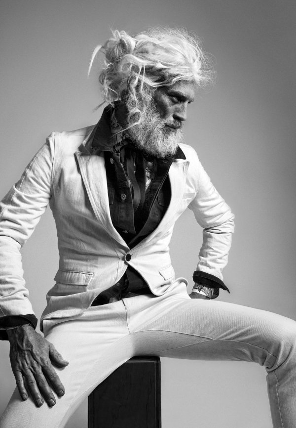 прически с седыми волосами мужские