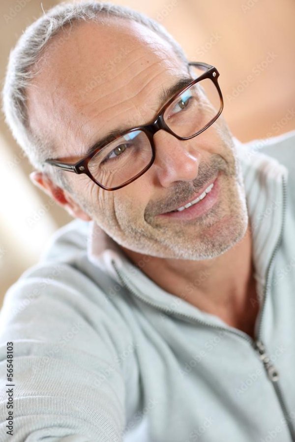 седой мужчина